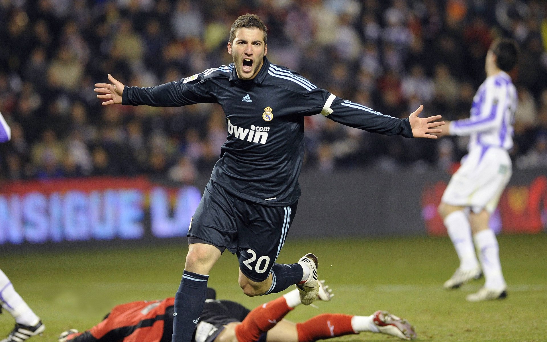 曼联中场组织者抢眼,球队战术逐步成型,曼联的中场球员