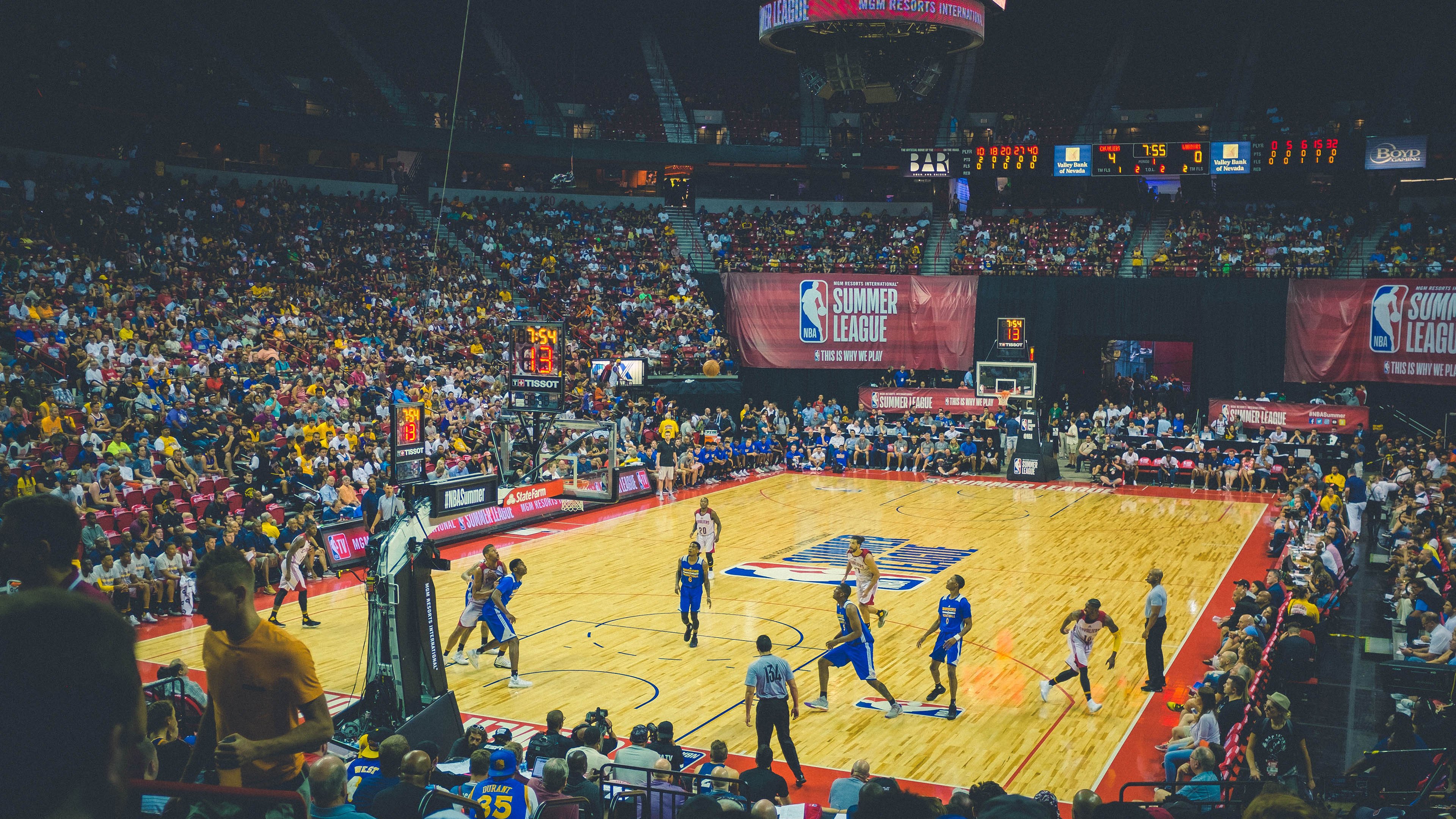 现场狂欢：球迷的“燃情岁月”瞬间震撼全场，激情燃烧的岁月篮球场